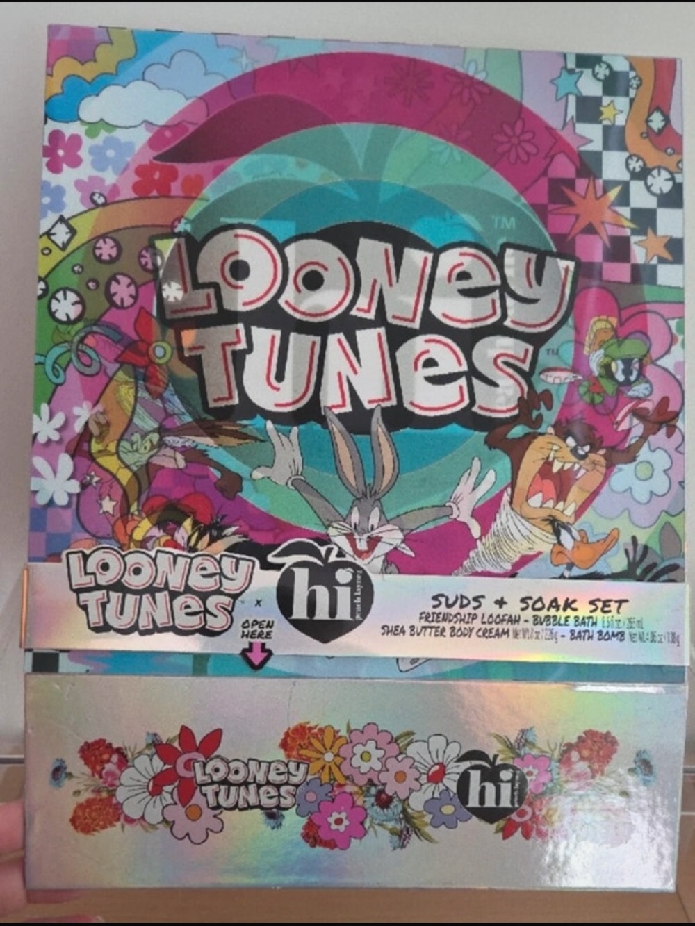 Looney Tunes x hi! Suds + Soak Bath & Body Gift Set – NEW - Picture 4 of 5